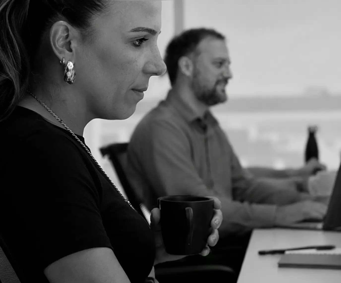 Diretores Financeiros da O2 Inc. analisando indicadores no escritório